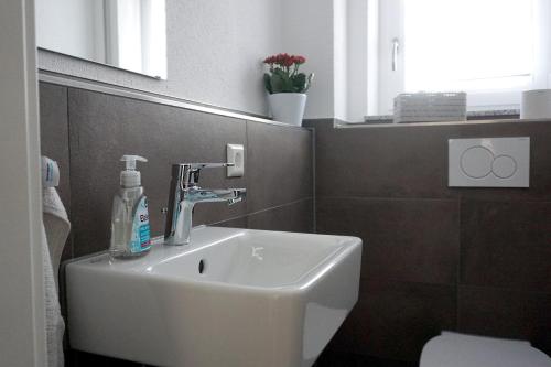 ห้องน้ำ, Ferienwohnung Reimann mit kostenloser AlbCard in เบลาบอยเรน