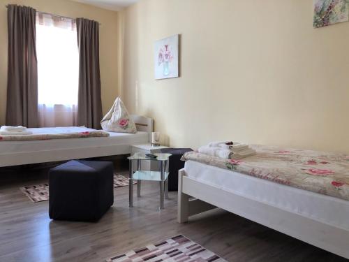 2 twin beds