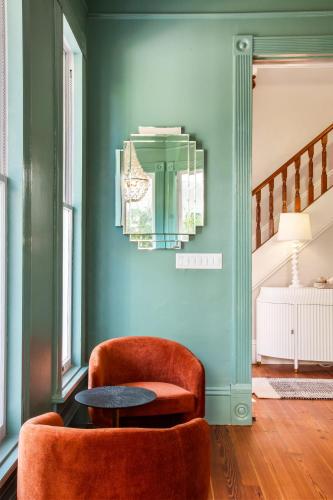 The Grand Maloney Hotel Room 201 - image 6