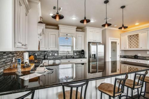 Enchanted Beachfront by Ryson Vacation Rentals - image 6