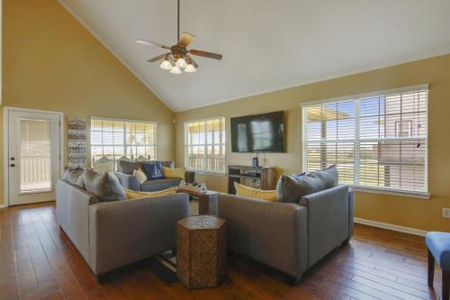 Beach Retreat by Ryson Vacation Rentals - image 3