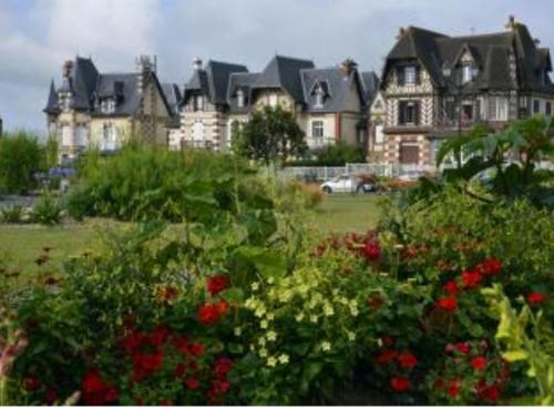 Cosy appartement dans une villa avec piscine, proche du centre et de la mer Over view