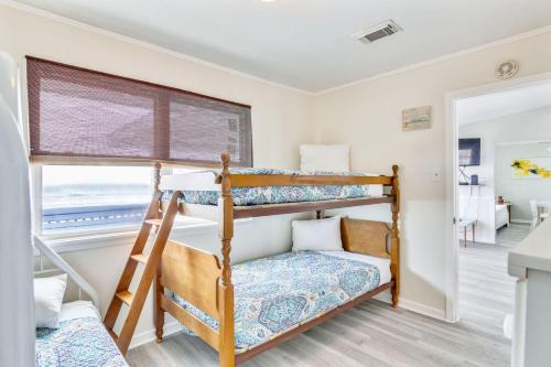 Betsy's Beachfront Cottage by Ryson Vacation Rentals - image 4