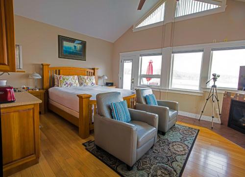 Birds of a Feather Victoria Oceanfront Studio Suites in Colwood