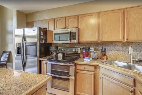 Beautiful Mountain Retreat Townhome, Walking distance to lifts & town