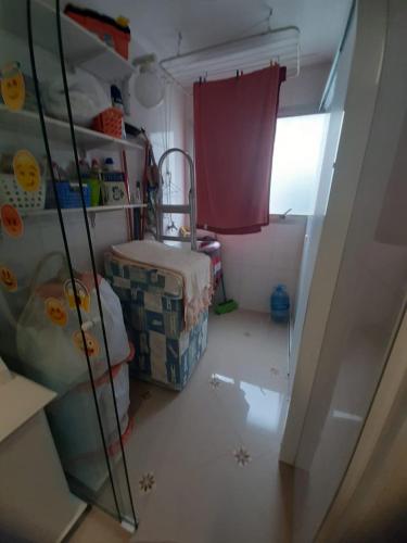 Encantador a 2 quadras da Enseada, com varanda e garagem