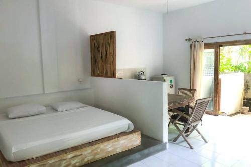 White House in Jungle Apartment