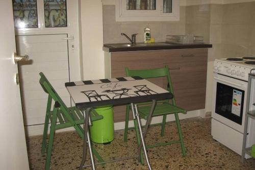 Athens city center flat, wifi, 10' from metro