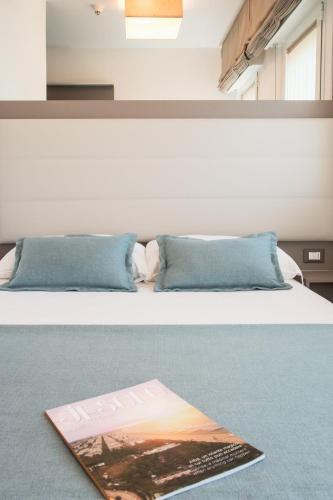 Comfort Single Room with Balcony and Side Sea View image 3