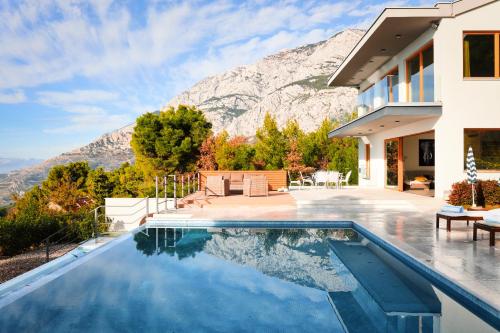Secluded Villa with heated pool, garden and sea view - Accommodation - Tučepi