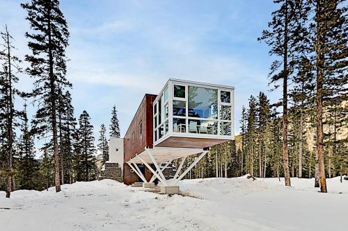 Modern Home - Sunroom Big Views - Walk to Lift home - main image