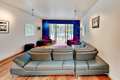 Modern Home - Sunroom Big Views - Walk to Lift home - image 2