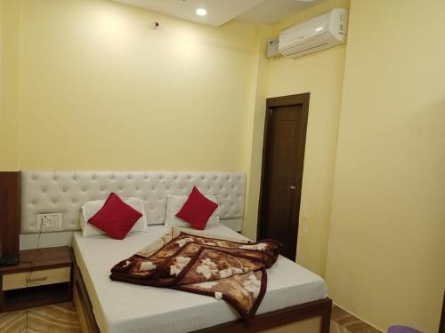 Standard Double Room image 9
