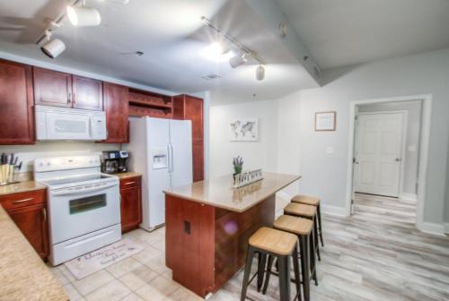 BRAND NEW!Laketown Wharf 233! Beautiful 3 BD, Great Amenities, And Great Location