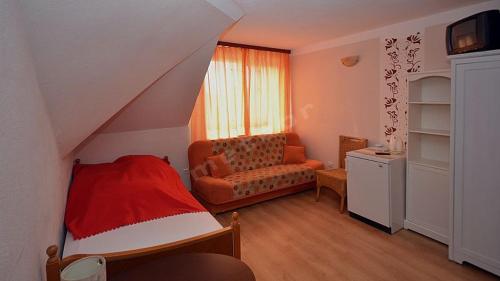 1 twin bed, 1 sofa bed