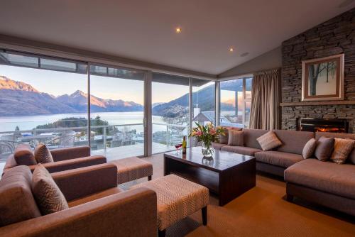 Apartment with Mountain View