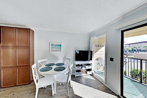 Updated Beach & Tennis Resort Condo - Pool & Golf condo - image 5