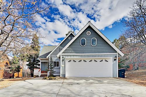 Moonridge Home - Private Hot Tub & Horseshoe Pit home - main image