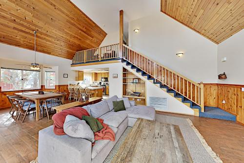 Moonridge Home - Private Hot Tub & Horseshoe Pit home - image 4