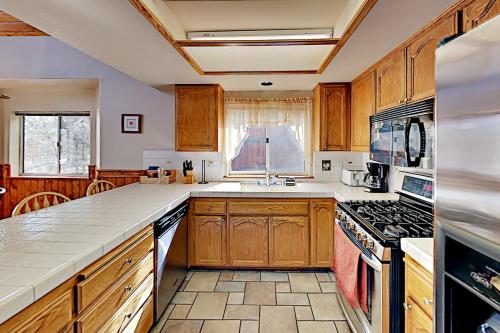Moonridge Home - Private Hot Tub & Horseshoe Pit home - image 7