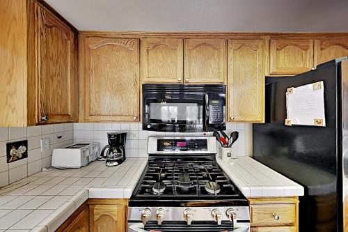 Moonridge Home - Private Hot Tub & Horseshoe Pit home - image 8