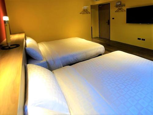 Superior Twin Room with City View image 3