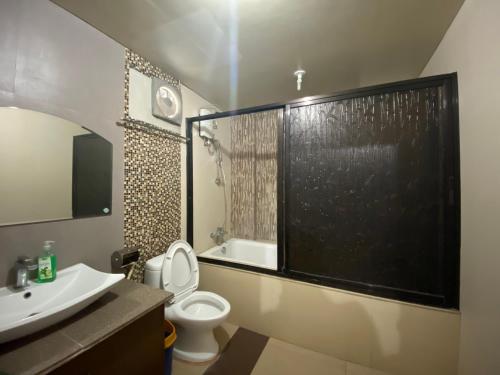 Bathroom, RedDoorz Plus @ Lhexlyn Resort San Narciso in San Narciso