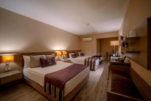 1 queen bed, 2 twin beds