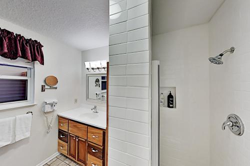 Gulf Getaway - Epic Views - Walk to Beach & Dining home - image 7