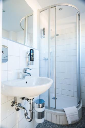 Standard Single Room image 3
