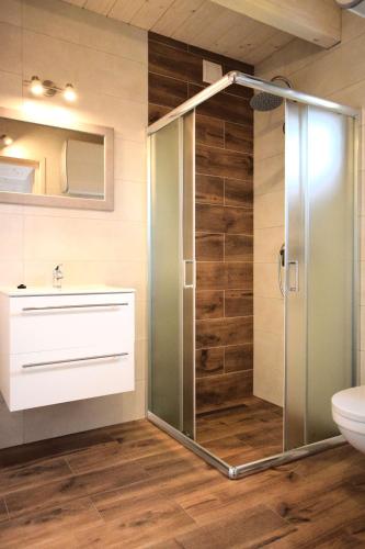2 bedrooms, 5 beds