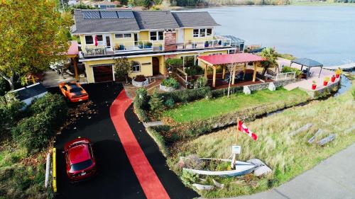 Birds of a Feather Victoria Oceanfront Studio Suites in Colwood, Canada