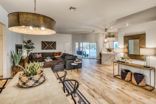 Sleeps 16 - Luxurious - Remodeled - Amazing Outdoor Living - Pool - Covered Boat Parking - Beverly - main image