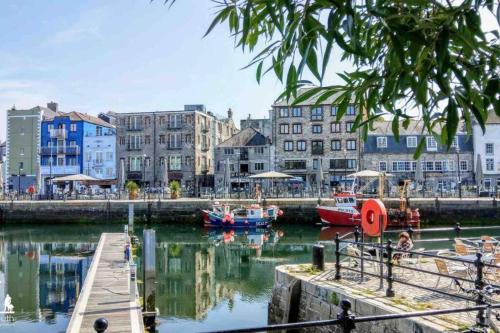 Apartment with roof terrace by historic harbour