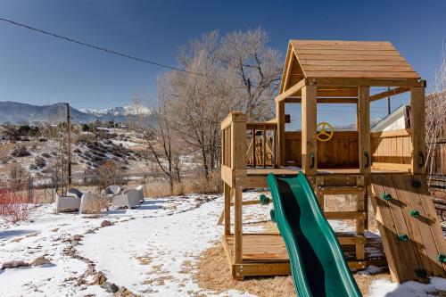 Well-Stocked, Family Friendly Home on the Westside STR-1669 in Colorado Springs, USA