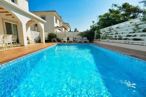 SunnyVillas: 3BR Super Cozy Villa☆Private Pool☆BBQ - Villa Falcon