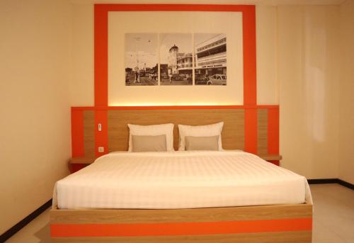 D'Carol Hotel Surabaya Room Type - Deluxe Double Room