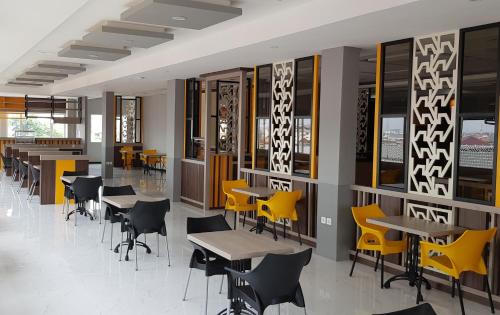 Restaurant, D'Carol Hotel near Jembatan Merah