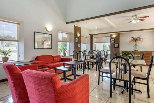 餐廳, 澤弗希爾斯-戴德城凱藝酒店 (Quality Inn Zephyrhills-Dade City) in 澤弗希爾斯