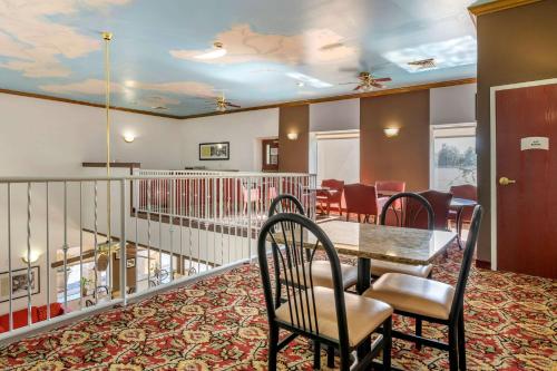 酒吧/高級酒吧, 澤弗希爾斯-戴德城凱藝酒店 (Quality Inn Zephyrhills-Dade City) in 澤弗希爾斯