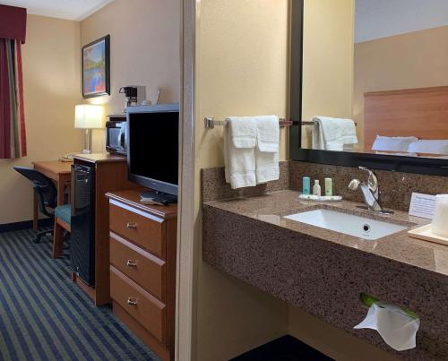 Quality Inn Ottawa near Starved Rock State Park