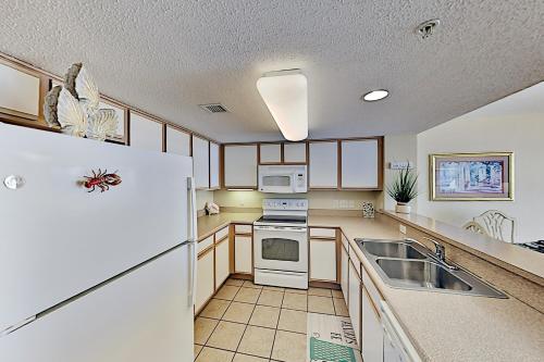 Beachfront All-Suite Gem - Pools Spas Lazy River condo - image 7