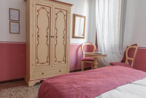 Ca' San Trovaso - 6 Rooms - Tap to explore photos
