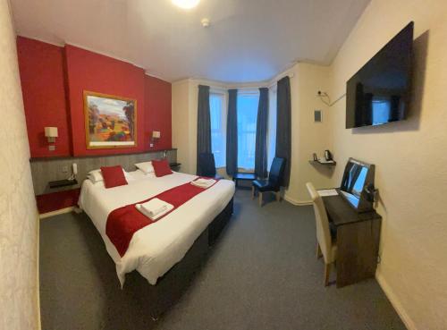 The Port Hotel - image 3