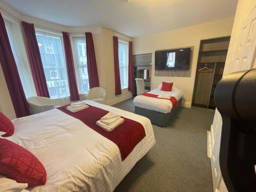 The Port Hotel - image 11
