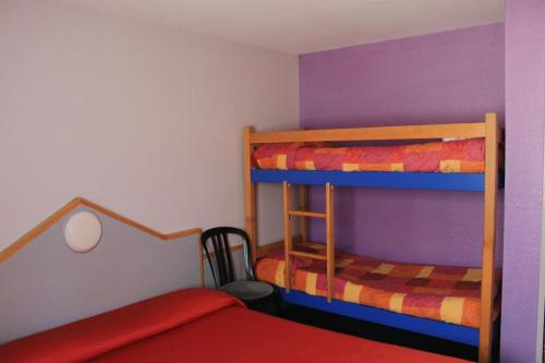 1 double bed, 1 bunk bed