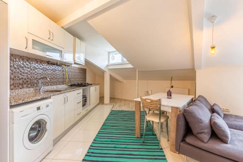 Modern Apartment with Balcony near Public Transportation in Kagithane