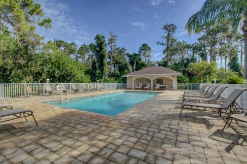 Hyland Hills Ave in Sarasota, USA