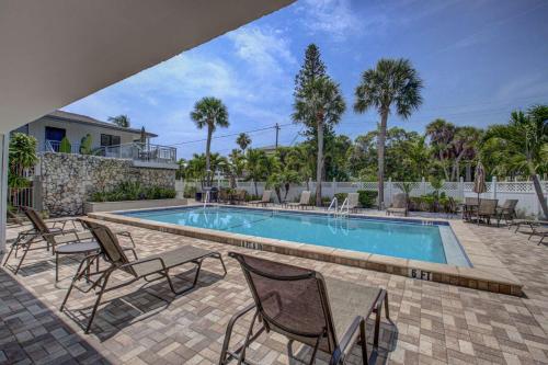 Siesta Sands Beach Resort 4th Floor with Elevator in Sarasota, USA