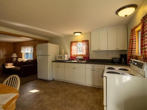 Lake 'N Pines Motel - 주방